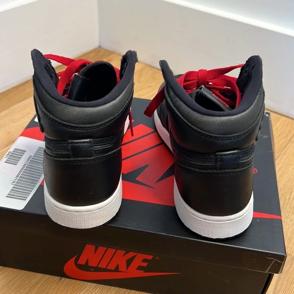 Nike Air Jordan 1 Retro High OG Black Gym Red White GS Size 4Y